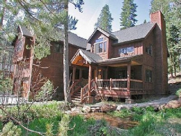 Modern Tahoe Creek House with Hot Tub & Shuffleboard